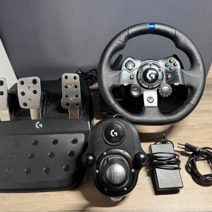 Logitech G29 Driving Force Racing Wheel - Upplev racing på en ny nivå med Logitech G29! Komplett set med ratt, pedaler och växelspak – perfekt för dig som älskar bilspel och vill ha realistisk känsla. Kompatibel med flera plattformar och redo för intensiva race hemma.
