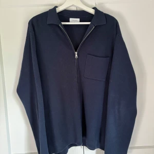 Mörkblå cardigan jacka från Studio Total - Säljer en mörkblå cardigan jacka/kofta från Studio Total i storlek M (sitter mer som L). Använt fåtal gånger! Säljer pga för stor för mig. 