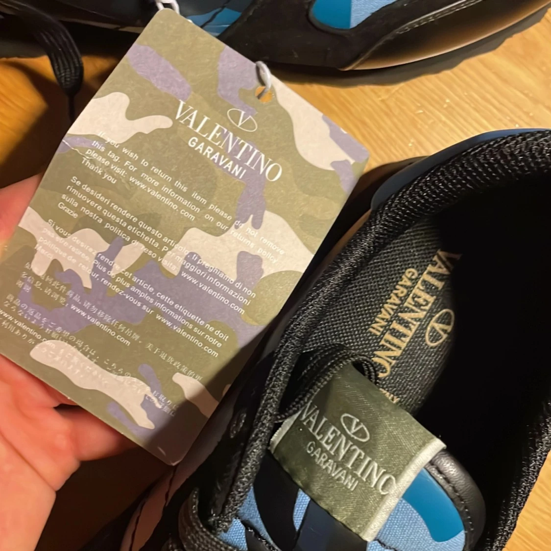 Valentino Garavani Rockrunners med unik blåsvart färg - 92