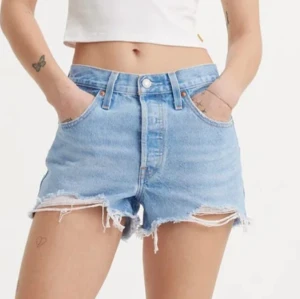 Ljusblå jeansshorts  - Levis 501 klassiska jeansshorts. Shortsen är köpa för ca 700 men säljs för 300. De är i ett mycket bra skick.