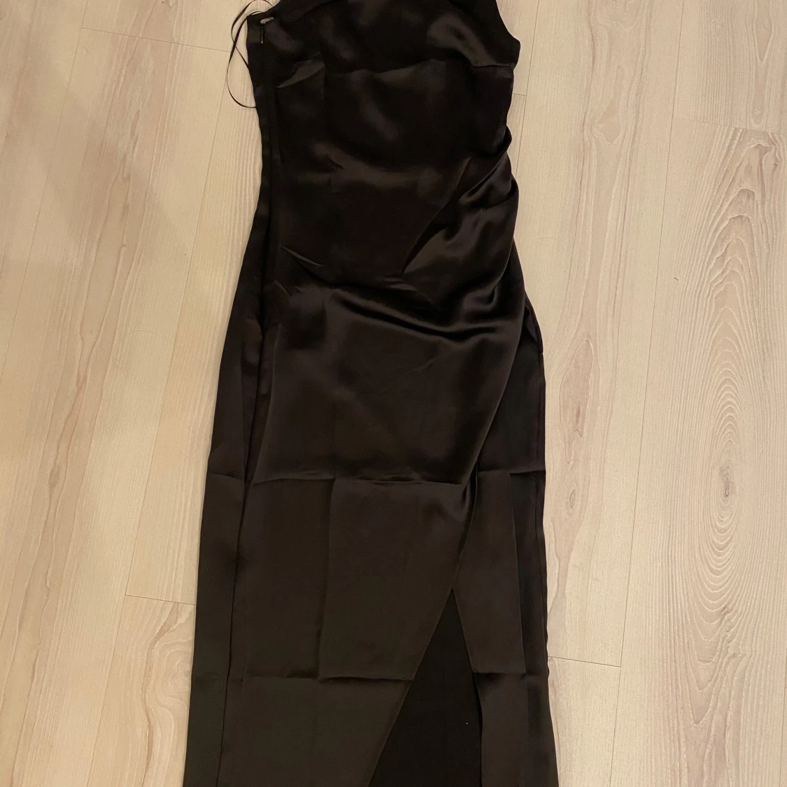 Svart långklänning i satin från H&M