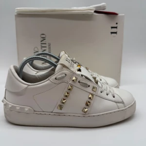 VALENTINO ROCKSTUD SNEAKERS - Valentino rockstud sneakers - Skick: 9,5/10 - Storlek 36 - Tillbehör: Dustbag, kort - Nypris 7700kr - deluxecloset 