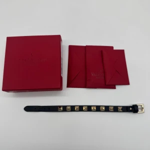 VALENTINO ARMBAND - Valentino armband - Tillbehör: Box, kort, extra nitar - Skick: 9,8/10 - Nypris ca 3500 - deluxecloset 