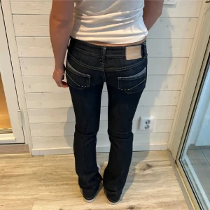 Mörkblå bootcut jeans - Snygga lågmidjade jeans som inte kommer till användning. Midjemått 38x2, innerbenslängden 86cm💕