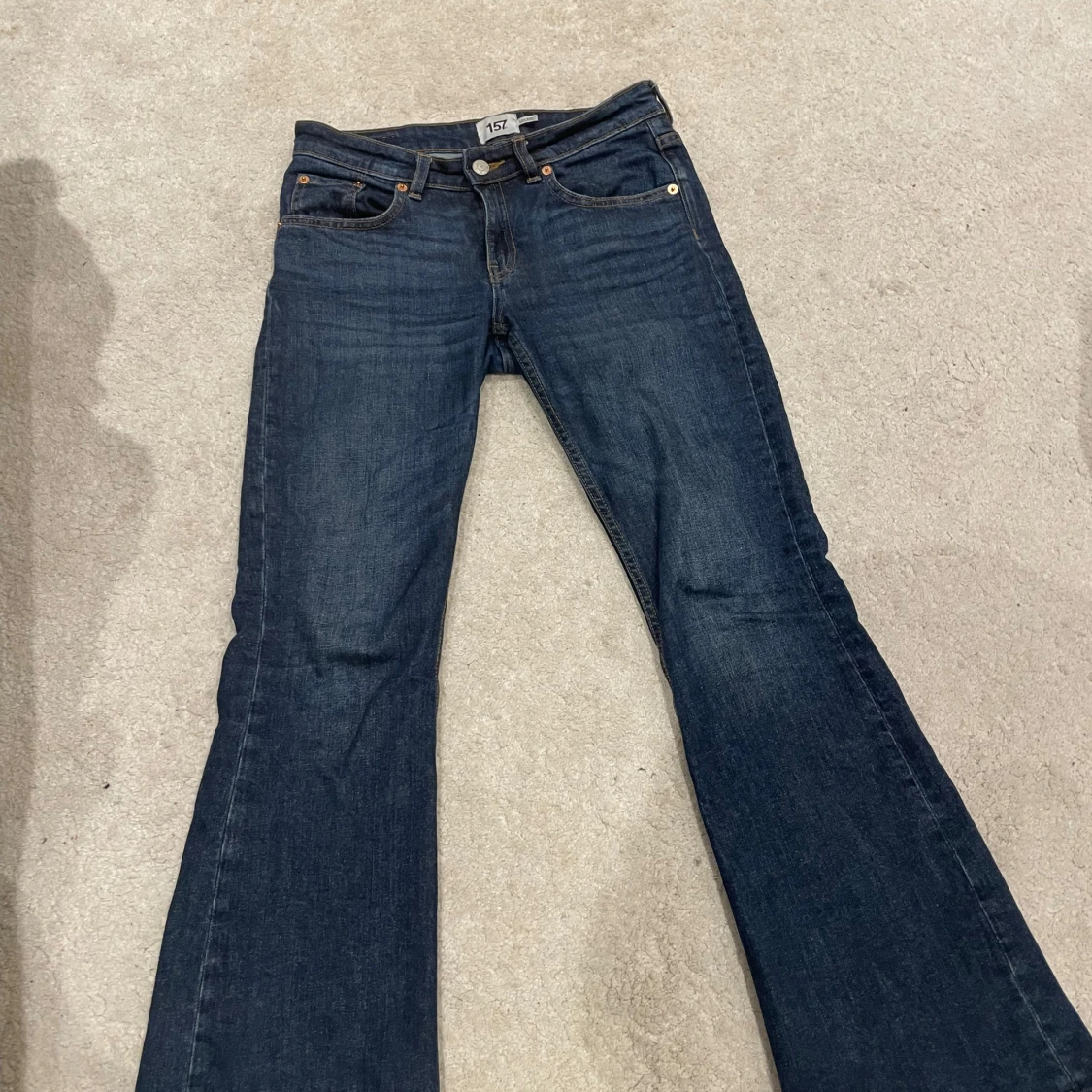 Mörkblå bootcut jeans från 157