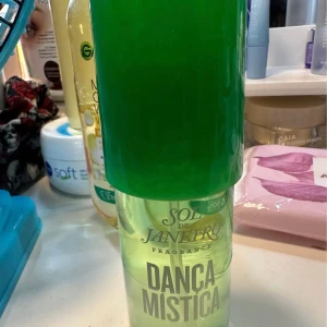 Sol de Janeiro Danca Mistica Fragrance Mist - En doftmist från Sol de Janeiro med namnet Danca Mistica. Flaskan är transparent med grön vätska och ett stort grönt lock. Rymmer 90 ml och har en fräsch, tropisk känsla i designen.endast testad för lukt 