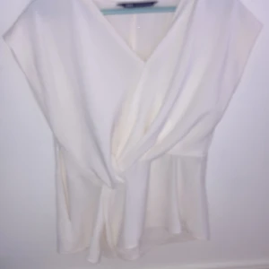 Vit blus  - Jag säljer min jättefina vita blus från Zara då den nästan aldrig använts, den har en Knut framtill och den är i bra skick!🫶🏼💕👌🏻