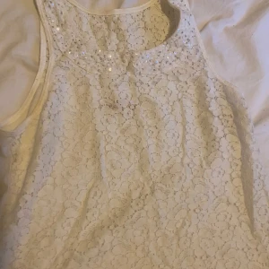 Jätte söt topp - Säljer den här jätte söta toppen då den inte kommer till användning 💗 skulle säga att den e stor i storleken passar mig som har M i tröja☺️