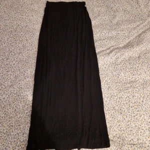 Svart långkjol - Mjukt och härligt material🌸Kjolen är 100 cm lång, storlek XS.