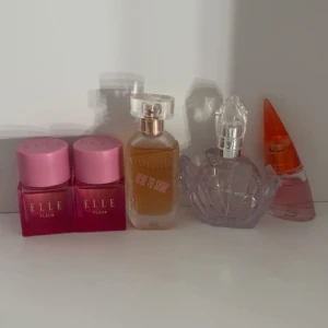 Parfymer  - Fem olika parfymer: två ELLE Fleur, en 'Here to Shine', en Ariana grands r.em och en Bruno banani. Har fått de i present och julklapp men det är inte riktigt min typ av parfym. Varsin säljs för 250 ( pris kan diskuteras ) förpackning finns inte med, det finns en liten skada under Ariana grande parfymen. Skriv gärna om ni har några frågor :)