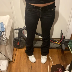 MÖRK-blåa bootcut jeans - Ett par mörkblå jeans, sällan använda pga försmå. Skitsnygg passform och är jättesnygga till massor med olika outfits 