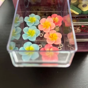 Färgglada blomörhängen i plast🌺 - Säljer superfina örhängen formade som blommor i pastellfärger. Finns i blått, gult och rosa med mjuka övergångar mellan färgerna. Perfekta för att liva upp din stil med en söt och lekfull touch🌺!