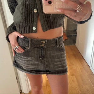 Grå jeanskjol - Grå jeanskjol, vikt upp den, kolla sista bilden för att se hur den ser ut annars! Står storlek L, men passar mig som brukar ha s/m