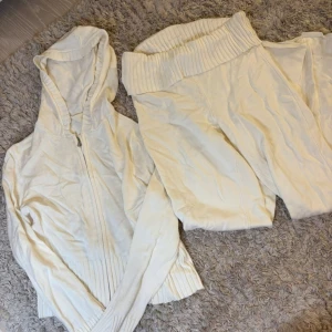 Vita mjukisbyxor med bred mudd - Säljer ett par vita mjukisbyxor med bred ribbad mudd i midjan. Byxorna är i mjukt material och har en avslappnad passform, perfekta för chill dagar. Matchar snyggt med en hoodie eller t-shirt.