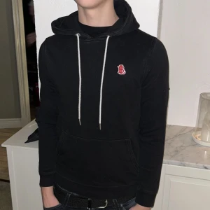 Bondelid huvtröja - Säljer min Svarta huvtröja från bondelid som är i bra skick. Modellen på bilden är ca 180 och väger 67 kg tröjan är i storlek S men sitter mer som XS så tveka inte på att kontakta mig vid minsta fundering 