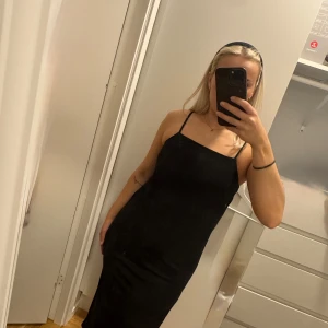 Svart klänning med slit - Svart klänning ifrån Hm, storlek XS🦋
