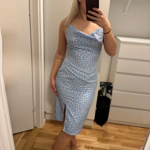 Ljusblå mönstrad klänning med slits - Ljusblå klänning med slit ifrån SHEIN, storlek S🦋