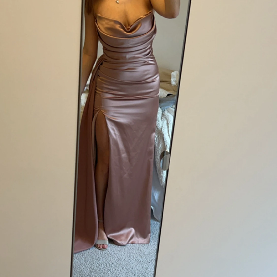 Champagnefärgad långklänning i satin - 2