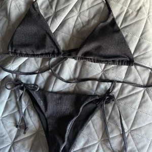 Svart glittrig bikini med knyt - Svart glitter bikini! Storlek S🥰