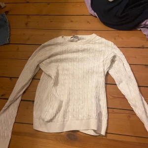 Vit mönstrad tröja - ‼️Om man köper mer än en grej får man rabbat ‼️En vit långärmad tröja med mönster ifrån ullared i storlek s!