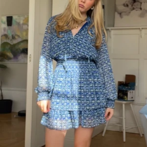Blå mönstrad klänning med volang från Zara  - Blå mönstrad kortklänning från Zara som används fåtal gånger. Finns inte kvar på Zara att köpa💗