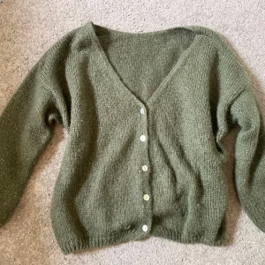 Jättefin olivgrön kofta - Säljer denna jätte fina gröna koftan som tyvärr inte kommer till användning 😇 Den är gjord av 40 % akryl, 30 % polyamid och 30 % mohair.💕