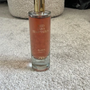 Red Temptation Elixir Parfum från Zara - Köpte denna i lördags (24/5) helt oanvänd för att jag köpte fel och går inte att lämna tillbaka. Köpte den för 379kr. Är öppen för diskussion vid pris. 