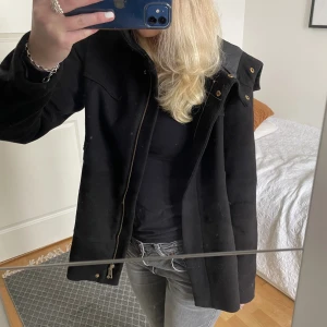 Svart kort kappa - En svart kort kappa från zara köpt för längesen. 🤍perfekt till våren