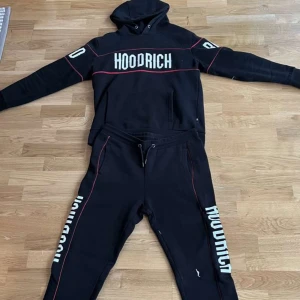 Hoodrich tracksuit - Säljer en tracksuit från Hoodrich med vit logga och röda detaljer. Perfekta för en avslappnad stil. Tracksuiten är i väldigt bra skick och är köpt i JD. Storleken är M. Pris kan diskuteras