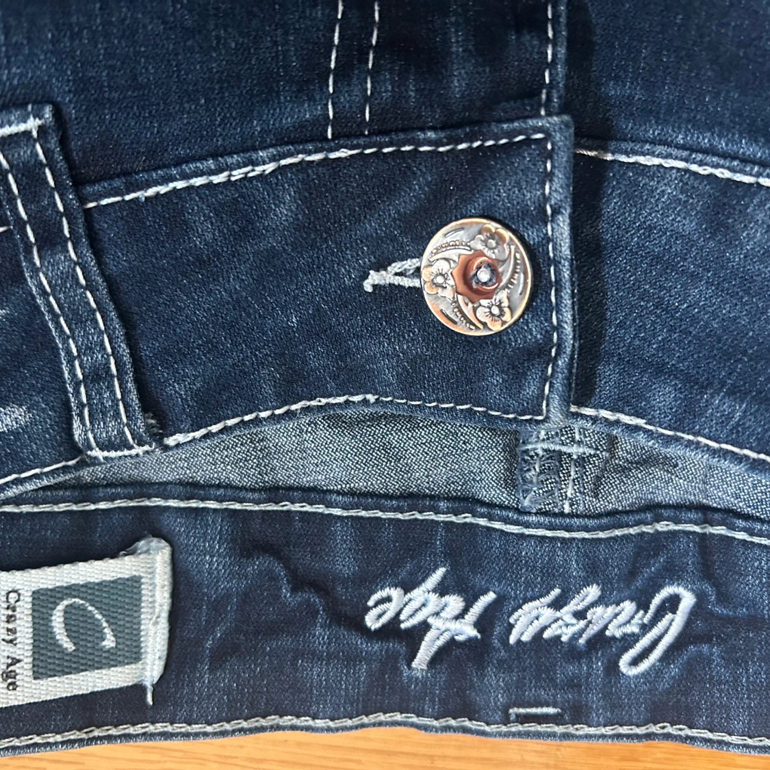 Blå jeansbyxor med broderad detalj från Crazy Age - 3