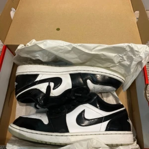 Nike Air Jordans Low concord 42,5EU - Säljer ett par Nike Air Jordans Low i svart och vitt. Storlek 42,5 EU. Box kommer med skorna 