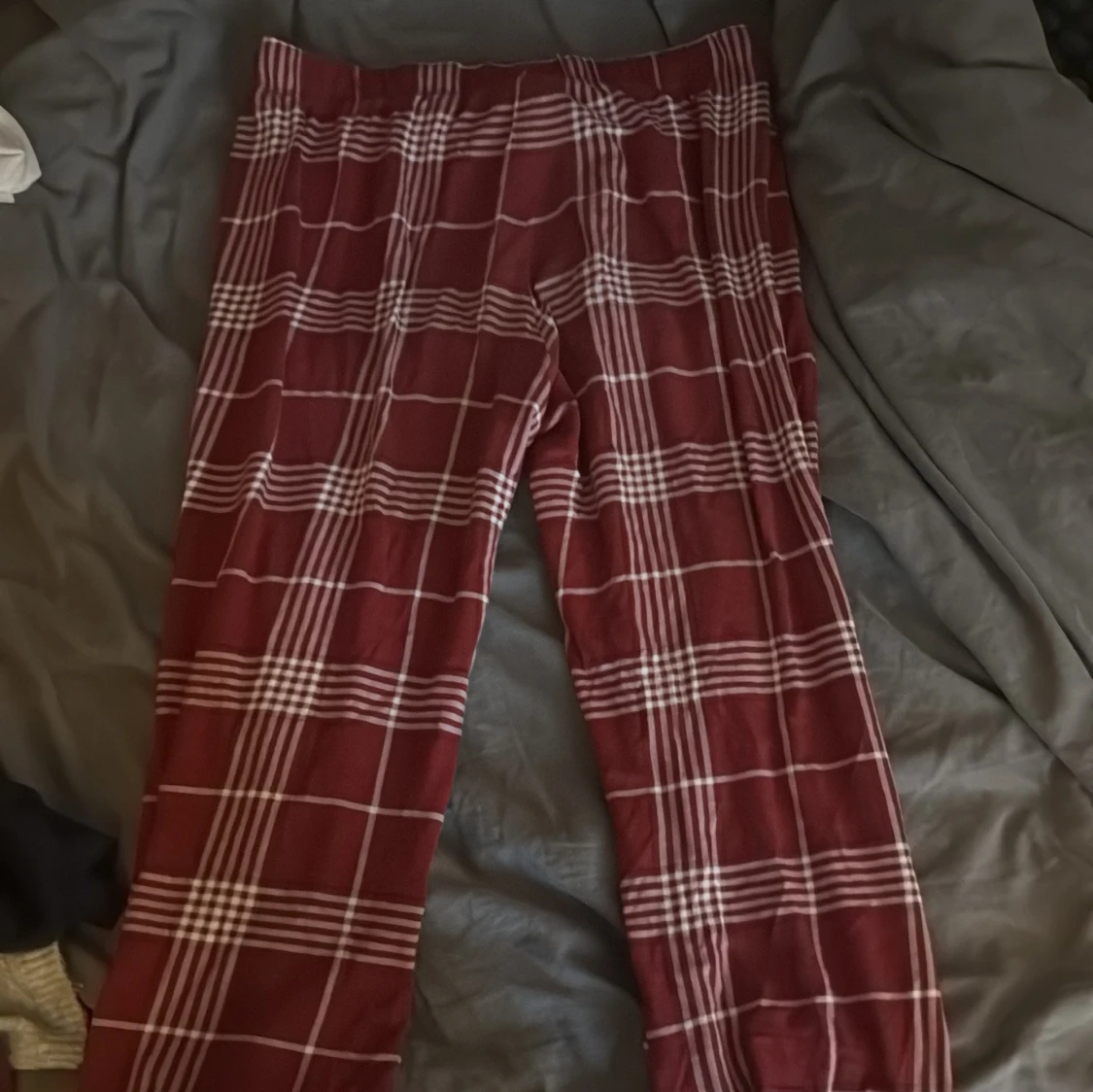 Vinröda rutiga byxor från Kappahl - 1