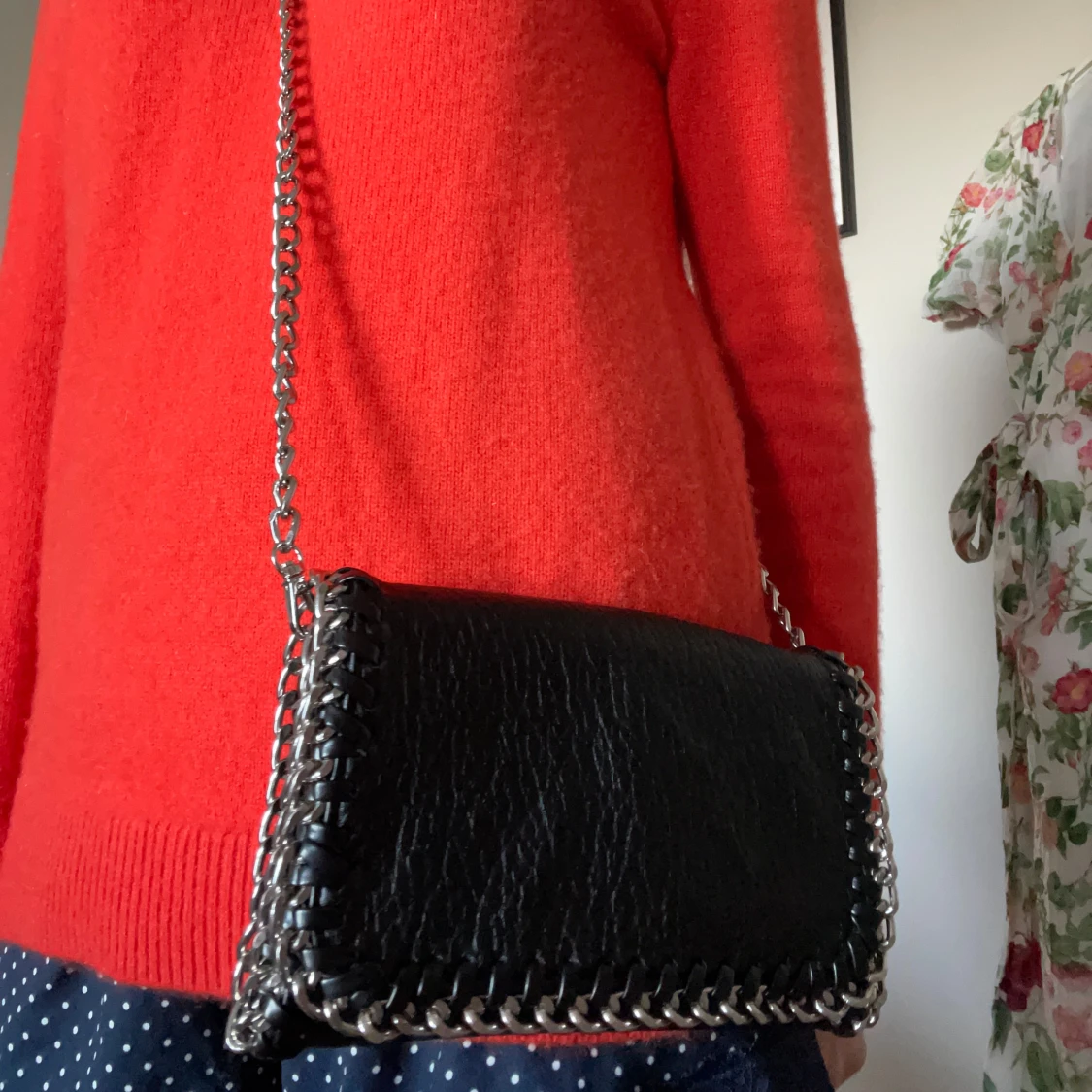 Svart axelväska med kedja från Tiamo - 2