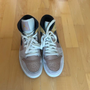 Air Jordans mid - Rosa air jordans mid, de har lite slitningar framme vid tårna men inget man tänker på när man har på sig dem. Sparsamt använda. 
