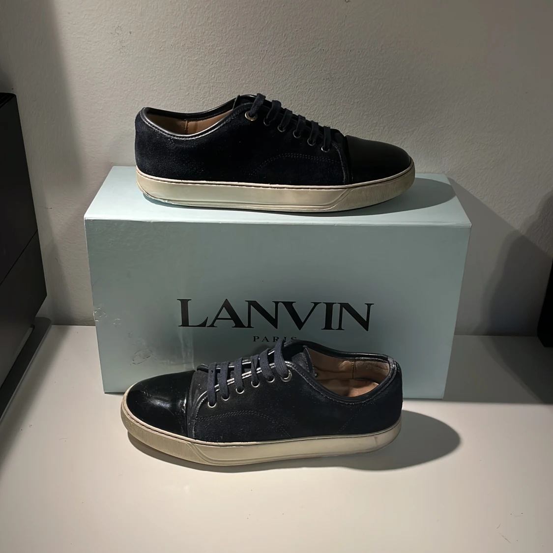 Svarta sneakers från Lanvin i mocka - 2
