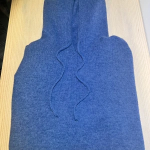 Blå kashemir hoodie -  Tja, säljer en sjukt snygg blå Kashemir hoodie. Tröjan är i toppskick då det knappt är använd. Tröjan passar S-M. Priset går att diskutera vid smidig affär🙌💫 skriv för fler frågor!!