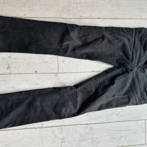 Svarta jeansbyxor från LTB - Jätte lågmidjade byxor från LTB som inte längre används tyvär