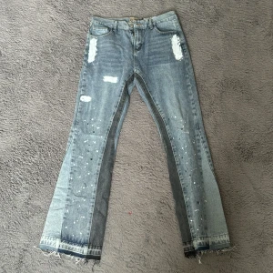 Byxor(jeans) - Ingen allas skada på jeansen. Har inte använt de för att de är för små när jag köpte. Storlek L. 300 eller bud 