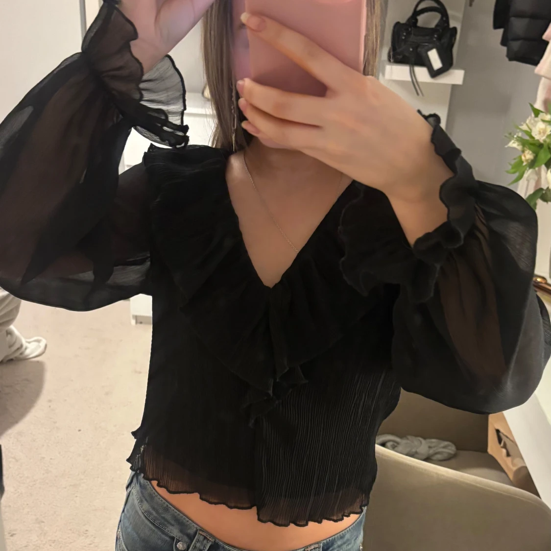 Svart croppad blus med volang - 1