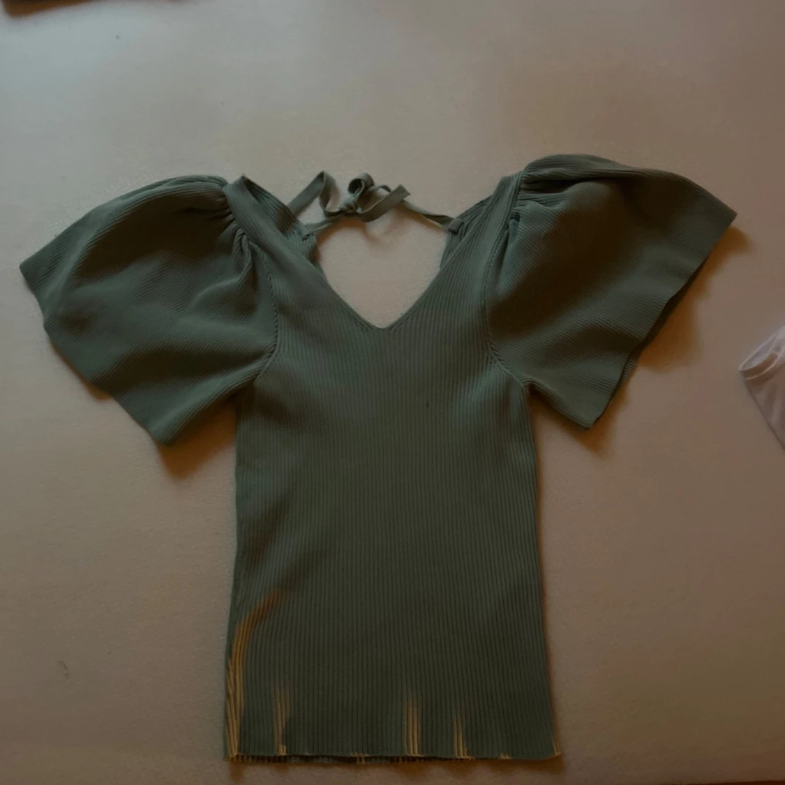 Grön ribbad topp med puffärmar från ONLY