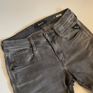 Replay anbass  - Replay anbass - mycket bra skick! - storlek 30/32 - sjukt sköna och fet färg! - hör av er vid frågor🙌