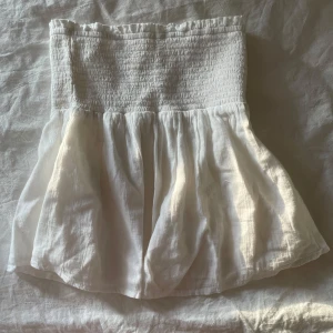 Topp - Säljer en fin vit topp från Gina Tricot som man även kan använda som kjol, kjolen är i storlek 158/165 och är i mycket bra skick💗