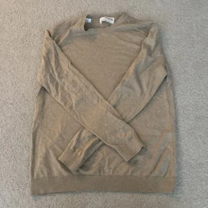 Beige Selected Homme tröja - Säljer denna Selected Homme tröja eftersom den inte passar. Den är aldrig använd och är otvättad. Priset är ej hugget i sten. Hör av er om ni har frågor.