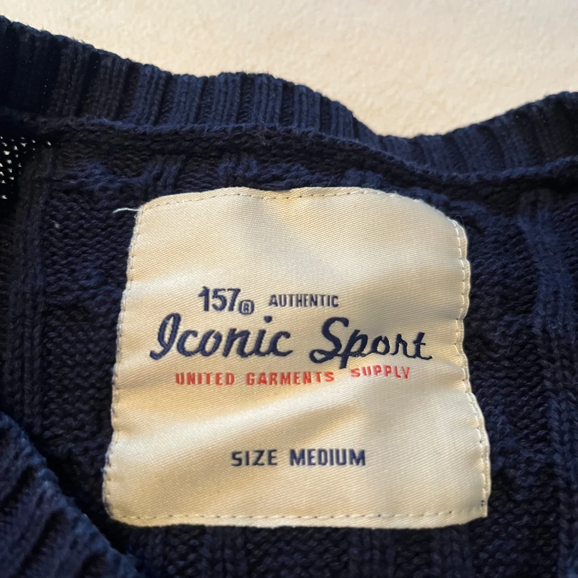 Mörkblå kabelstickad tröja från Iconic Sport - 1