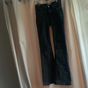 Svarta bootcut jeans från Perfect Jeans - Säljer ett par svarta bootcut jeans från Gina Perfect Jeans.