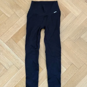 Svarta ribbade leggings från Aim'n - Säljer dessa ribbade tights från aimn i storlek XS då de är för små, de är aldrig använda och är därav i mycket bra skick! Skulle säga att de kanske passar någon som är XXS eller en mindre storlek