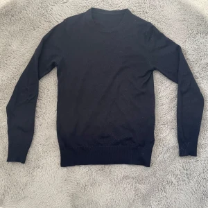 J.Lindeberg tröja mörkblå  - En tröja från märket J.Lindeberg (NYPRIS STARX ÖVER 1000KR) och är sparsamt använd och inga tydliga slitage i storlek xs