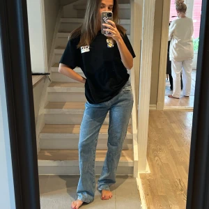 Oanvända jeans! - Ett par oanvända jeans från madlady! Storlek 36, skulle säga att modellen är straight! Inte den snyggaste bilderna men kan nog var skit fina till en snygg outfit!💙