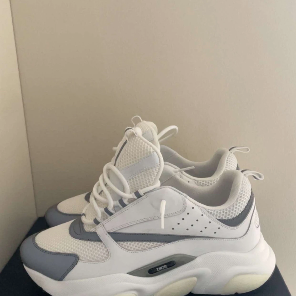 Vita och grå Dior sneakers - 1