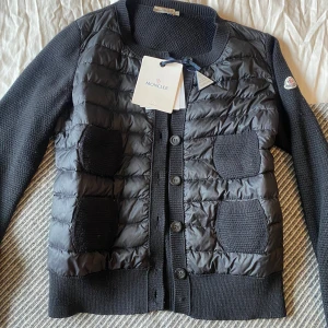 Moncler cardigan - Svart moncler cardigan storlek L men passar S/m, fint skick, äkthetsbevis på bild följer med ☺️